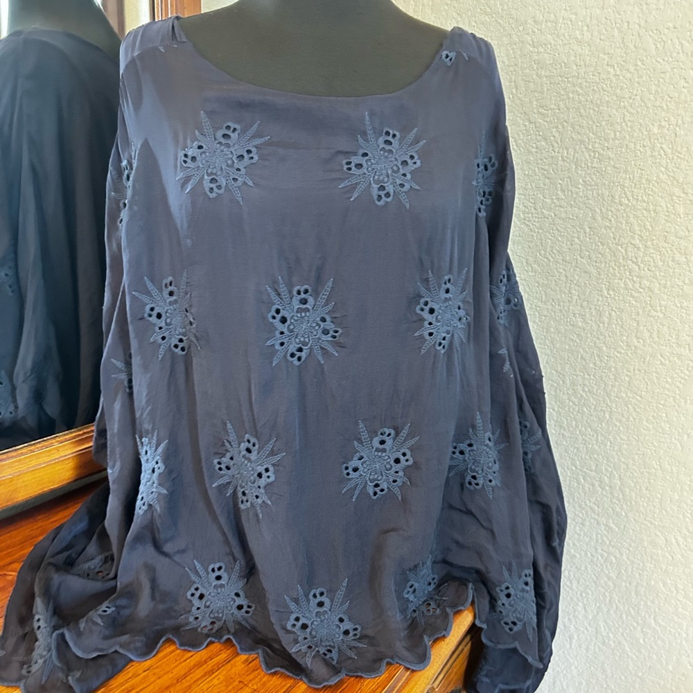 LE MARAIS PARIS Navy Embroidered Women's Kaftan silk blouse. Size L.